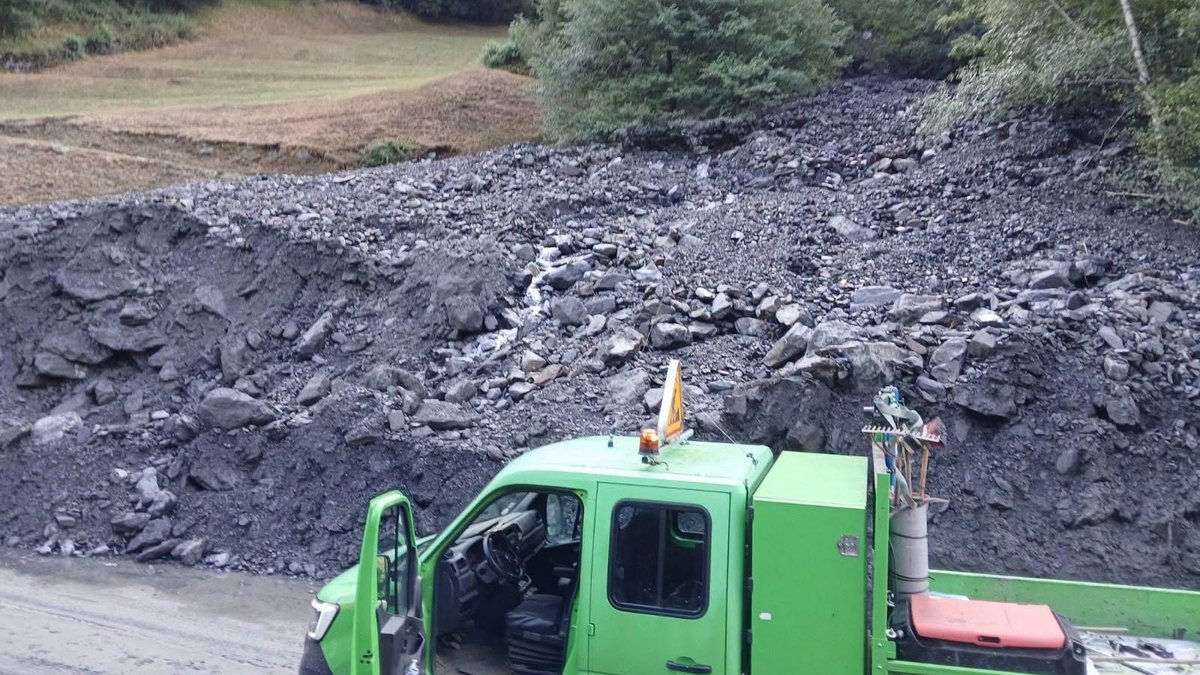 Entre Luz et Gavarnie, une coulée de boue torrentielle coupe la route départementale à Gèdre, un camping-car emporté, ses passagers indemnes