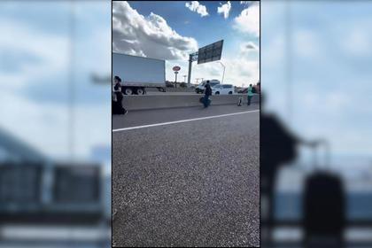 Texas Highway Traffic Forces Travelers to Walk to Airport