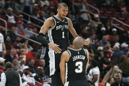 Spurs dominate second half to storm back, top Rockets
