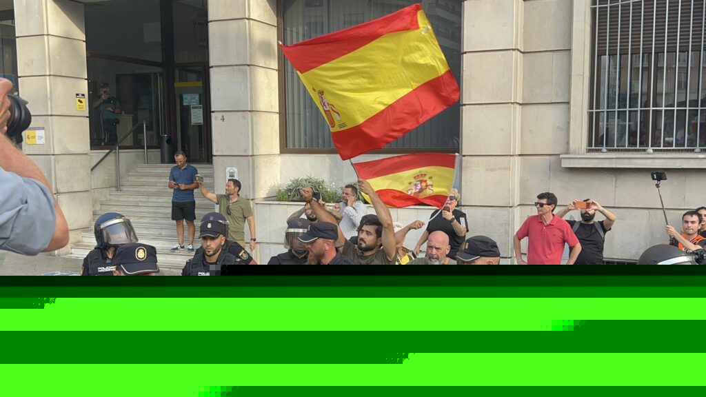 Veïns de Ceuta rebutgen dues concentracions d’extrema dreta i Alvise ha de sortir escortat per la policia