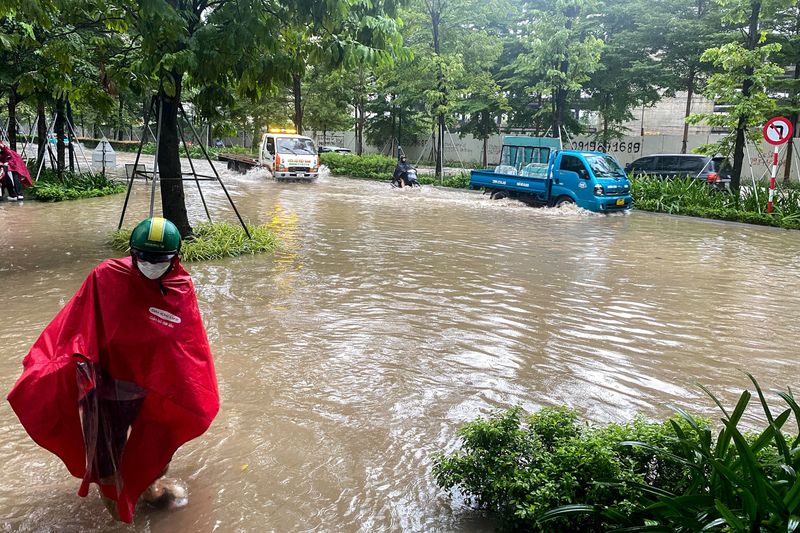 Bualoi death toll rises to 51 in Vietnam, banks told to support affected firms