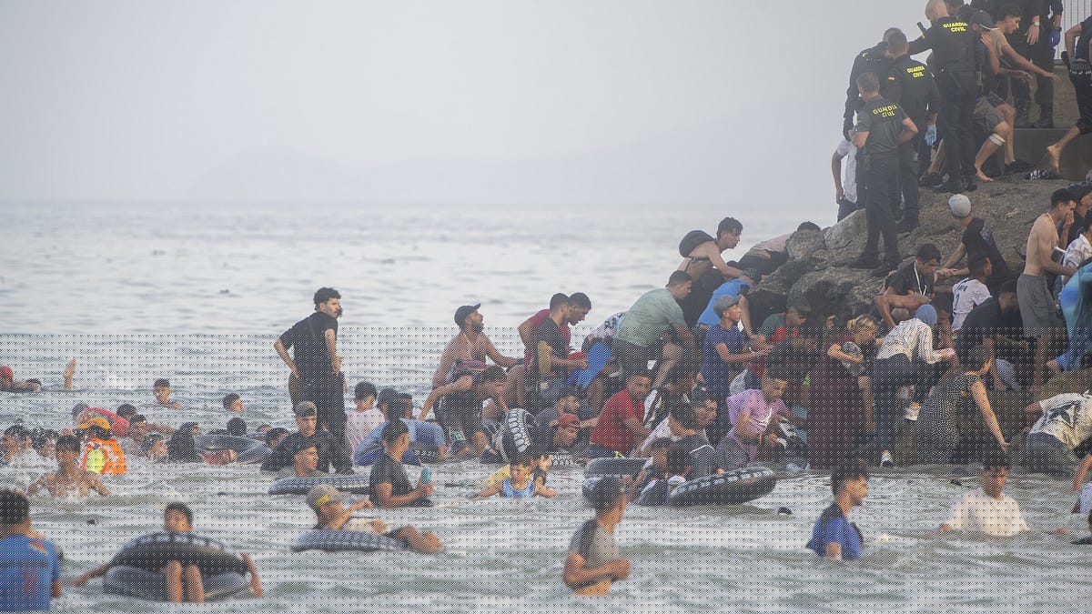 Gaza deal remains conditional on Israel; Earthquake-level explosions in Lebanon; 60,000 migrants cross from Morocco into Spanish territory