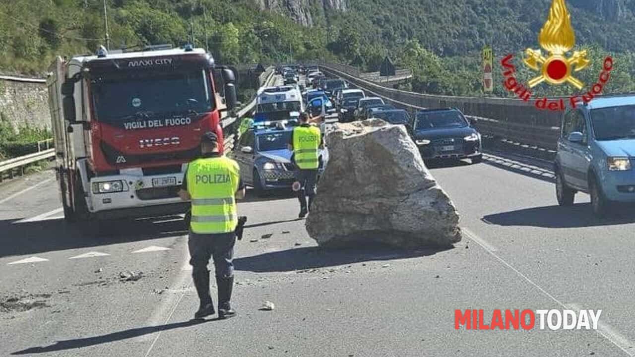 Pietra gigante si stacca dalla montagna e cade sulla statale: il masso blocca la strada e i treni
