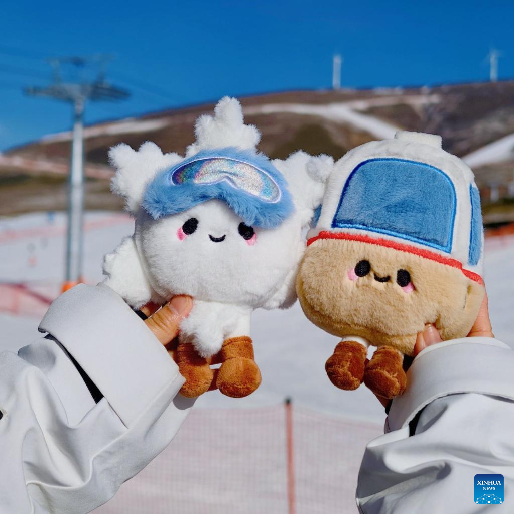 Capturing winter memories in north China Olympic ski town