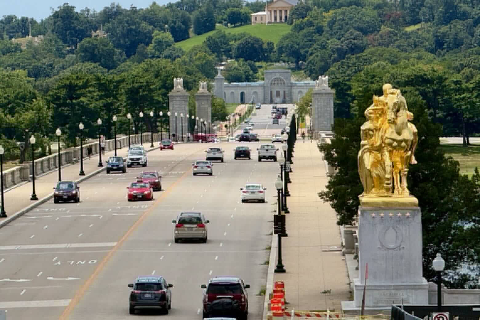 While nobody was looking, Piggy painted the statues on DC's Memorial Bridge gold. Let's check in on how people are reacting: "It looks like Home Depot gold spray paint." OK, then [Facepalm]