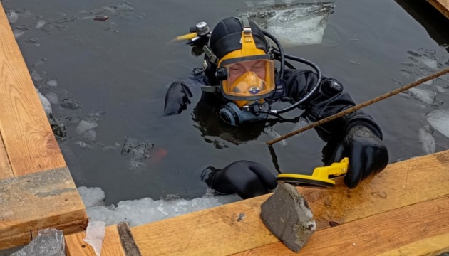 Divers find 1.5 kilograms of explosives from drone debris in Kyiv region lake