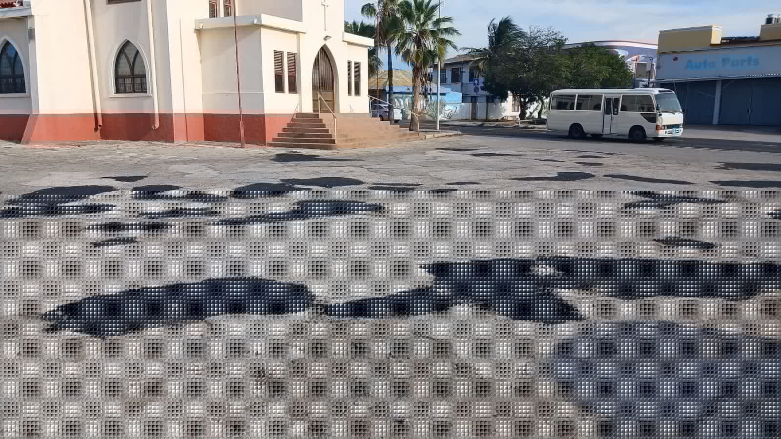Unda e placa di asfalt a keda pa Colegio Santa Teresita