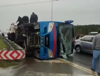 Cezaevi nakil aracı devrildi: 2 jandarma personeli ağır olmak üzere 19 yaralı
