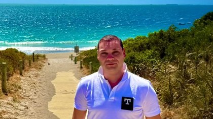 KOLEGA GA PROZVAO DA JE CICIJA, A ON SE BAŠKARI U LUKSUZU Darko se povukao iz javnosti i kupio stanove u inostranstvu: Sada putuje svetom i živi punim plućima (Foto)