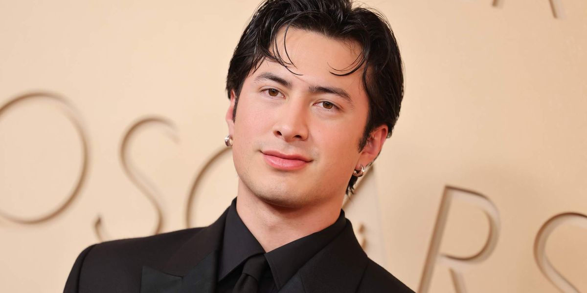 Hudson Williams shows off his nasty back arch in new shirtless video