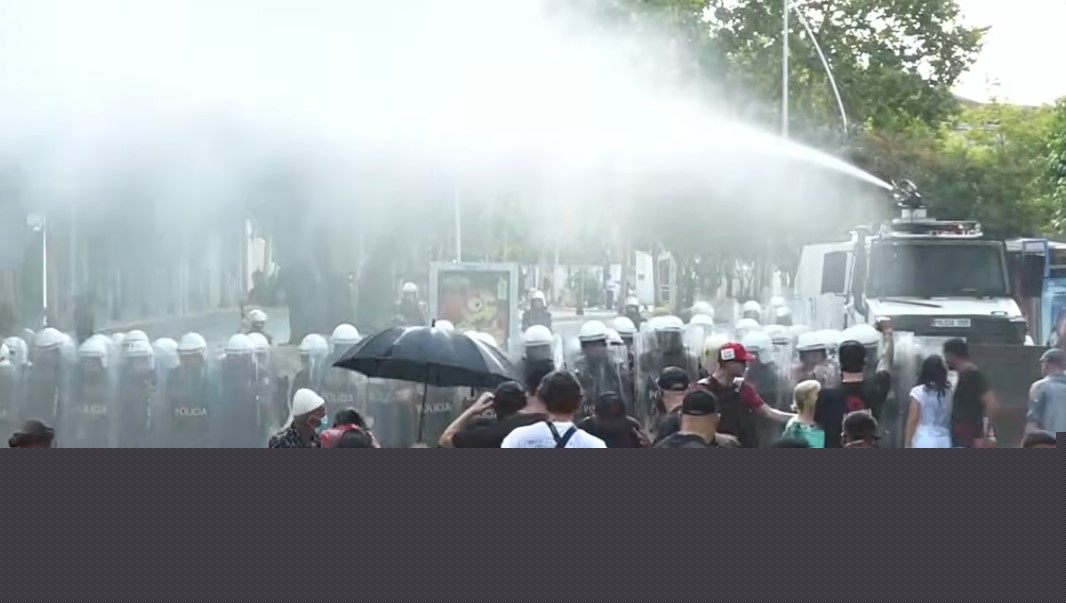 55 ditë revoltë për dorëheqjen e Ramës, media prestigjoze franceze: Qindra protestues u sulmuan me gaz lotsjellës dhe ujë me piper para Kuvendit