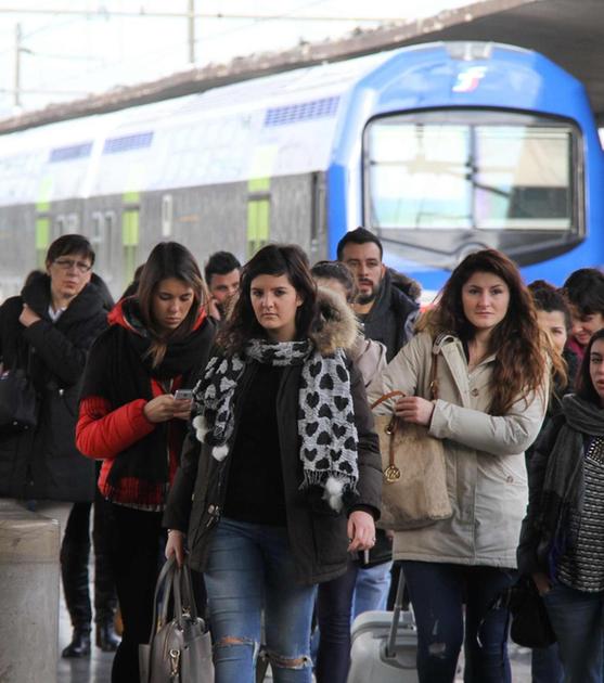Orari dei treni e ingressi a scuola. Dieci minuti che creano disagi: "Va rivista la programmazione"