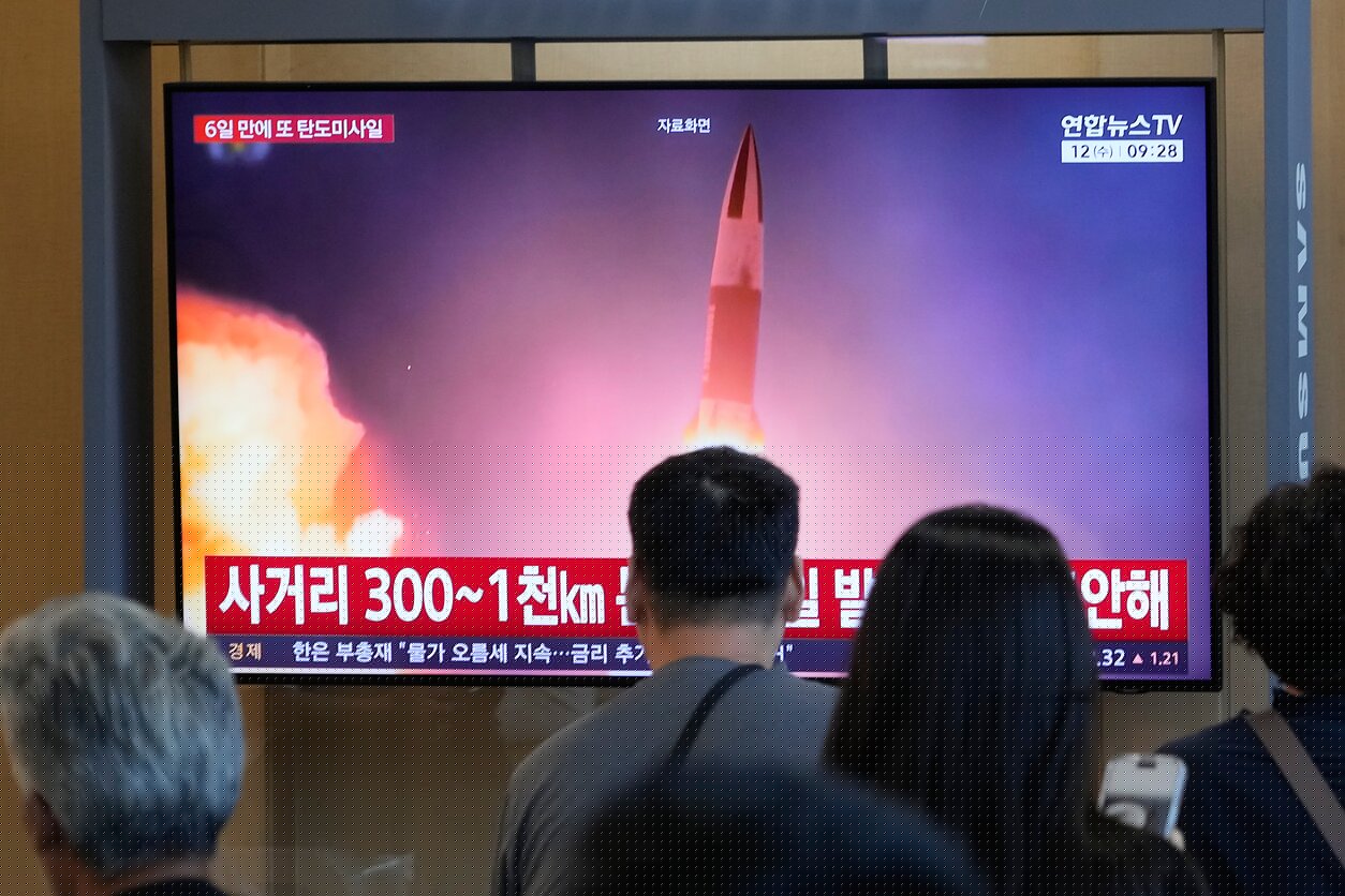 Seulas: Šiaurės Korėja Japonijos kryptimi paleido balistinę raketą