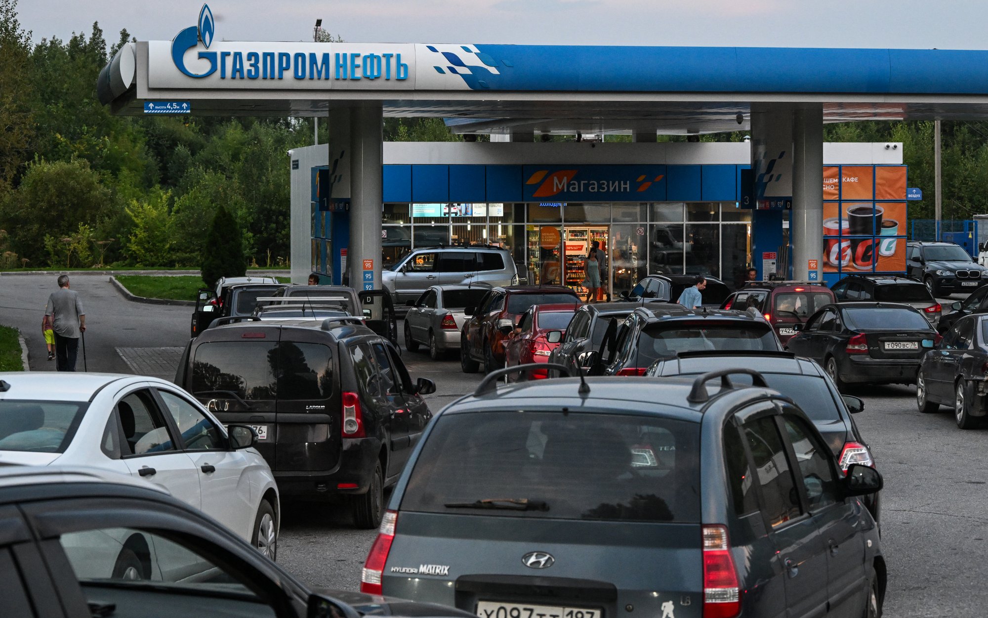 „Chińczyki” nie pojadą na brudnej benzynie. Coraz więcej awarii aut w Rosji