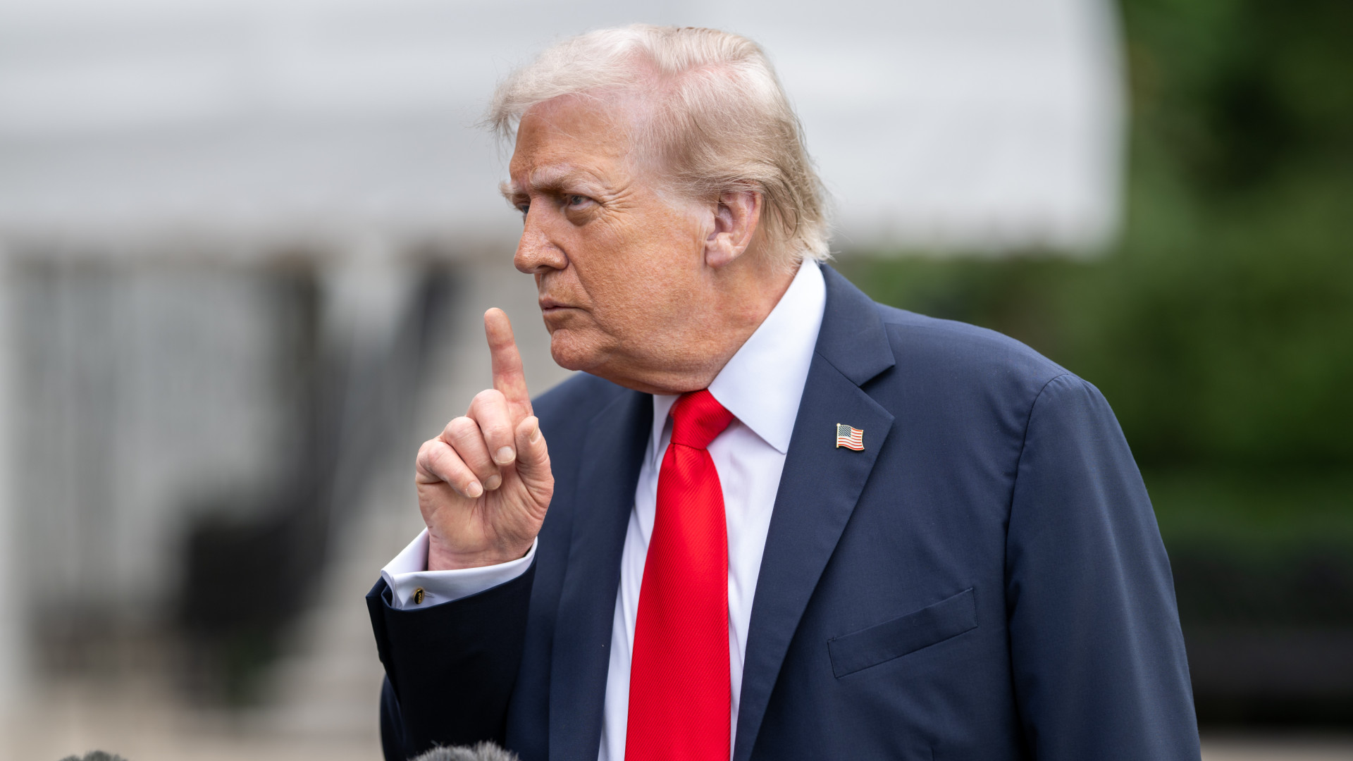 Lecsapott Donald Trump, és vészhelyzetet hirdetett: "brutális agresszióról" beszél az össztűz alá vett rezsim