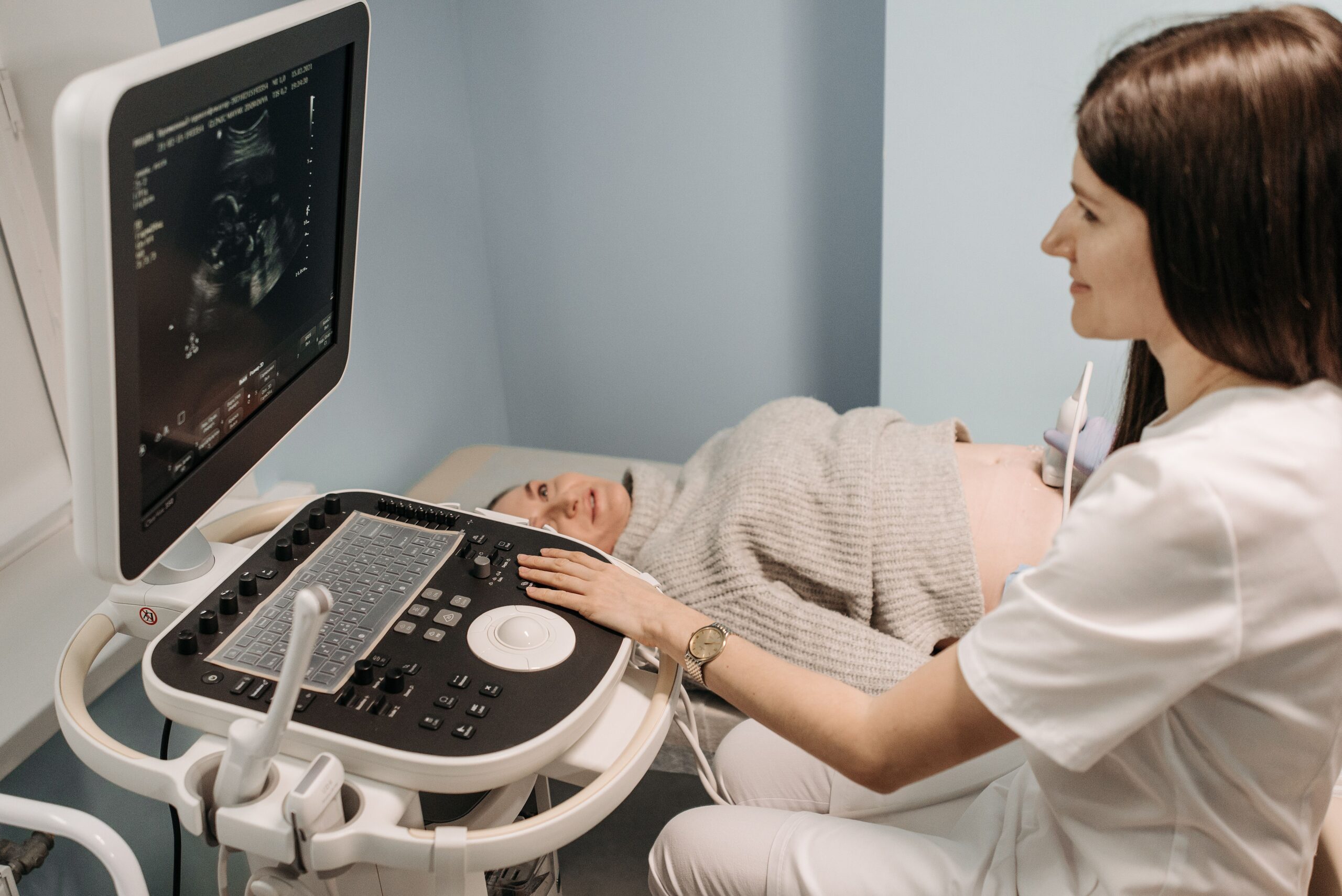 Pregnancy does not end at birth in the clean biological way we imagine: fetal cells can cross into a mother’s body and remain for decades, and one study found male DNA, likely from pregnancy, scattered through multiple brain regions in women as old as 94, turning motherhood into a form of lasting cellular coexistence