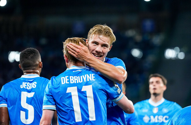 Hojlund and De Bruyne combine to push Napoli past Sporting