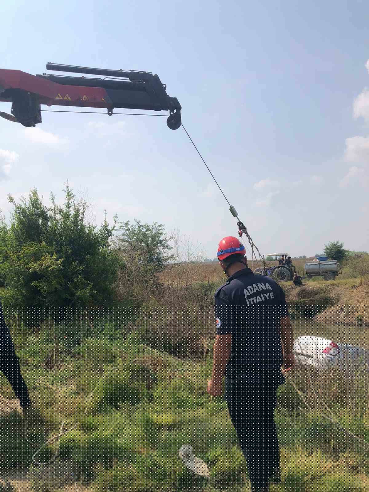 Ceyhan'da Otomobil Dereye Uçtu: Sürücü Yüzerek Kurtuldu