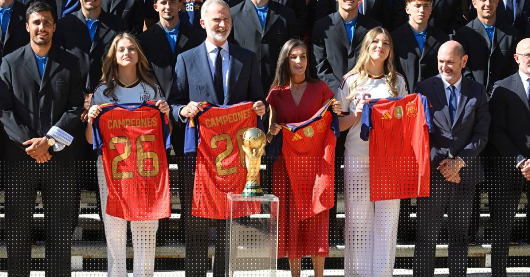 Campeã do mundo, seleção espanhola é recebida pelo Rei e torcedores nas ruas de Madri