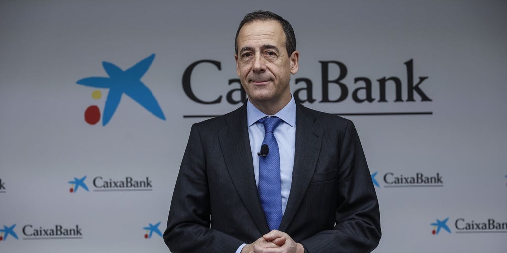 Caixabank obtiene un beneficio récord de 5.891 millones en 2025 y revisa al alza sus objetivos