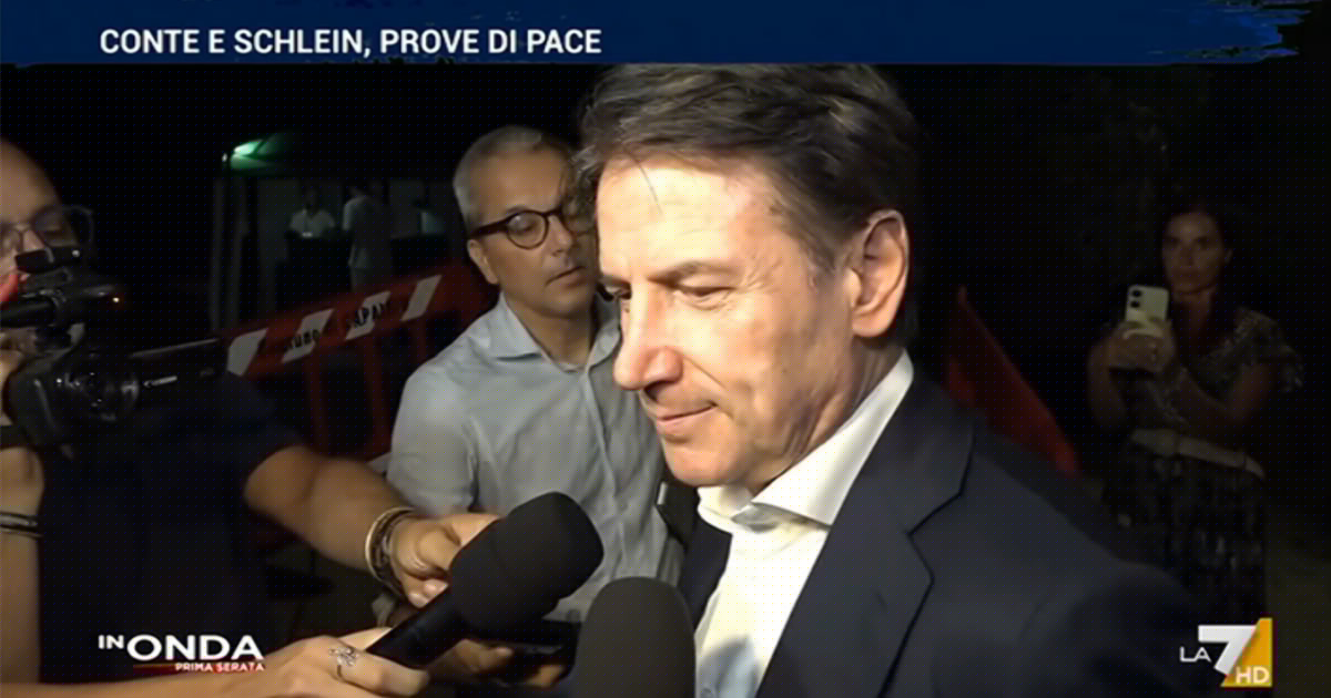 Conte a La7: “Le primarie si faranno, io e Schlein siamo d’accordo”. Poi dal palco di Capalbio: “Se sarò premier, straccerò accordi con Israele”