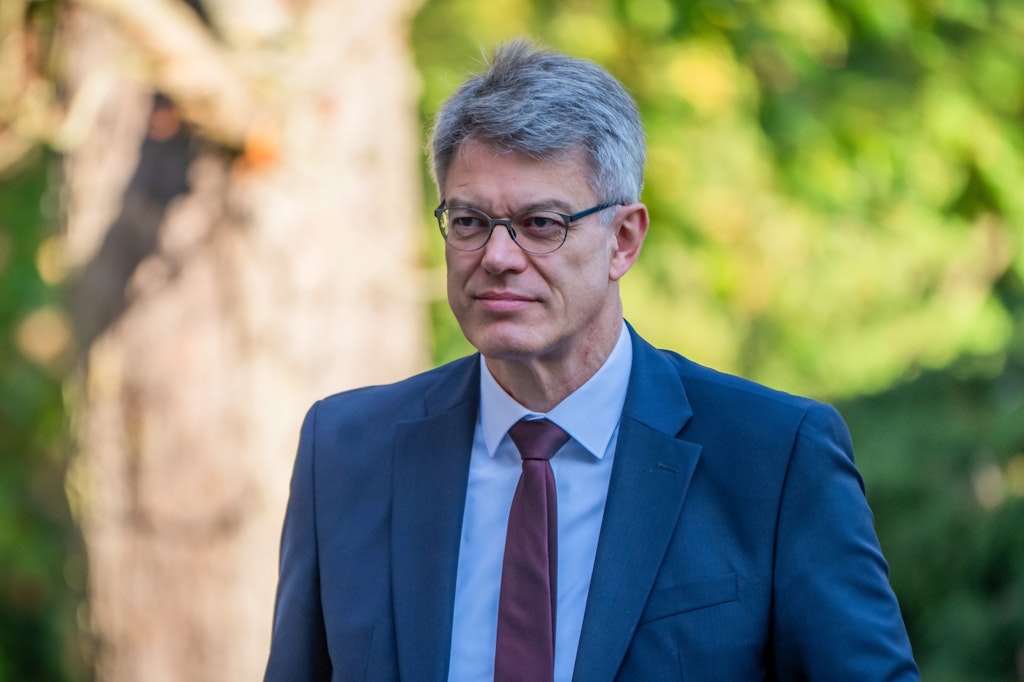 Zusammenbruch bei Kabinettsklausur: Verkehrsminister Schnieder ins Krankenhaus gebracht