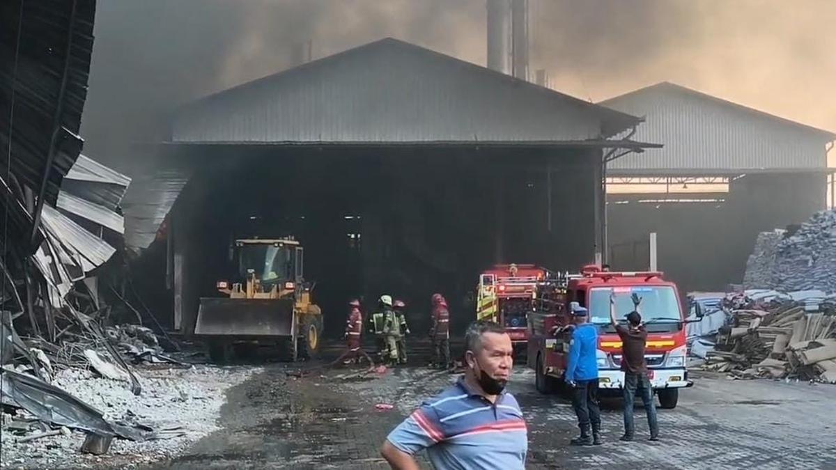Update Kebakaran Pabrik Swallow Medan: Penyebab Masih Diselidiki, Warga Mulai Keluhkan Sesak Nafas