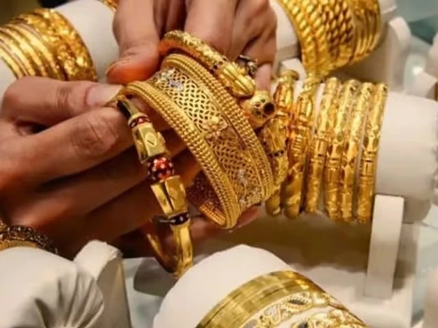 Gold prices climb further in local market after global surge