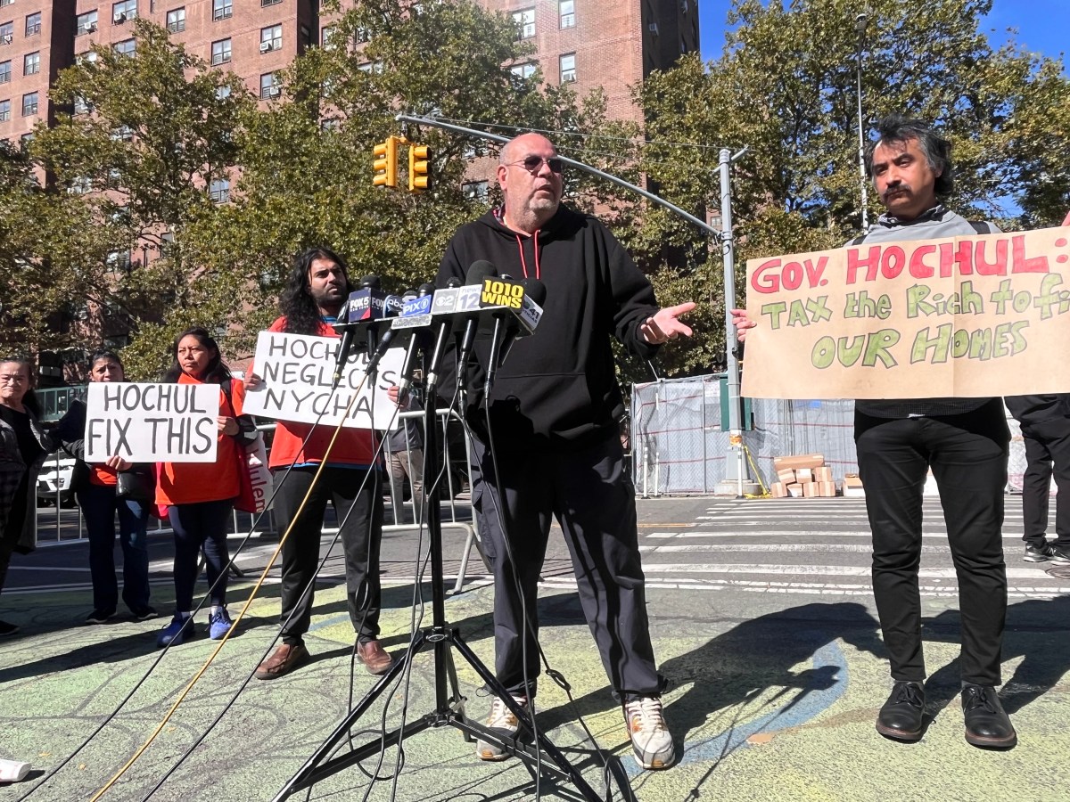 Tras explosión, inquilinos del complejo Mitchel Houses de NYCHA imploran por ayuda