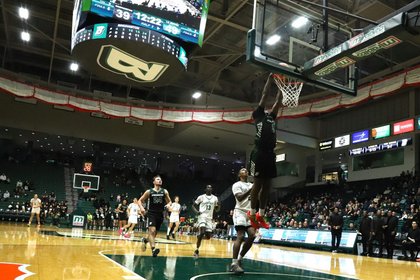 Men’s basketball falls to Maine 79-63