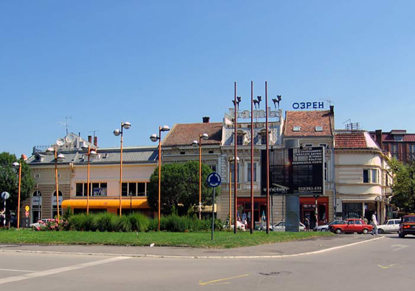 U centru Požarevca se urušava zadužbina iz 19. veka: Cigle pale na trotoar, vlasnik čuveni trgovac