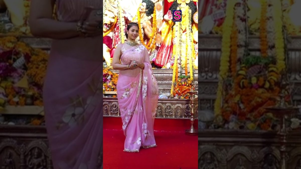 Tanishaa Mukherjee Steals The Spotlight At Sarbojanin Durga Puja 2025 In A Gorgeous Pink Look!