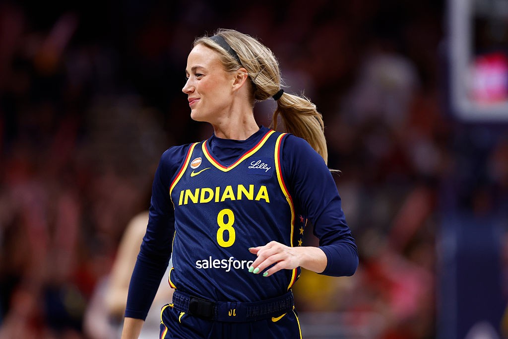 Quem é Sophie Cunningham, jogadora de basquete que protagoniza debate sobre atletas trans nos EUA