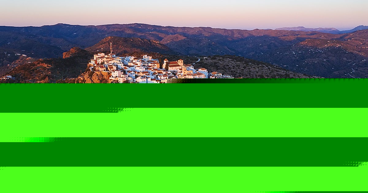 El pueblo de Málaga que parece colgado de una montaña y tiene uno de los atardeceres más bonitos del verano
