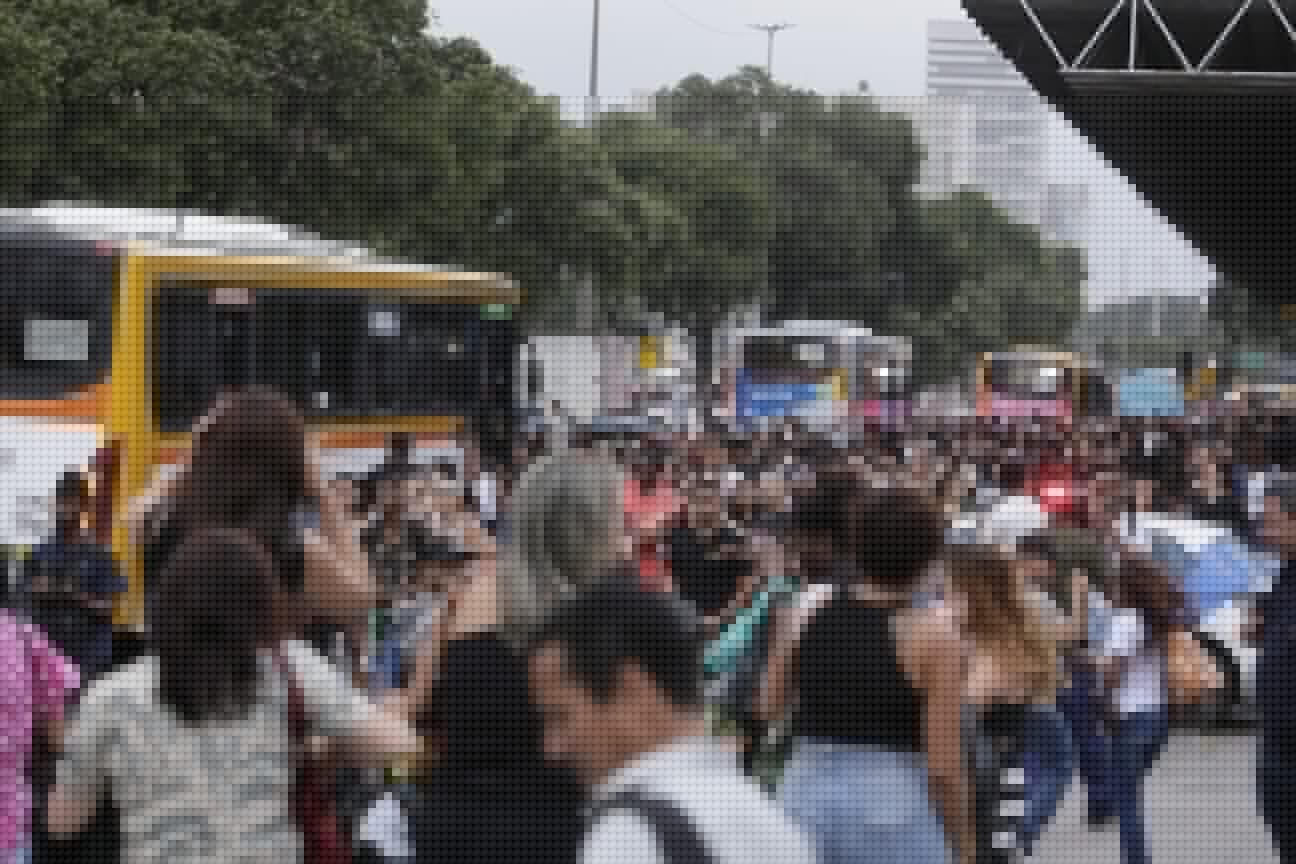 Ventos de mais de 100 km/h atingem o Rio, causam duas mortes, interrompem transportes, e prefeito pede para população evitar deslocamento