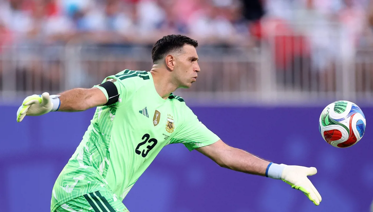 هل اعتزل الحارس الأرجنتيني إيميليانو مارتينيز دولياً؟