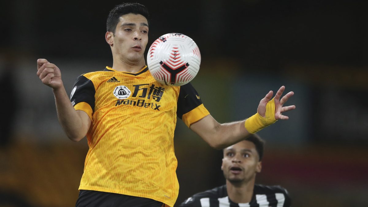 Raúl Jiménez desata la nostalgia en Molineux con ovación de locura en el regreso del hijo pródigo