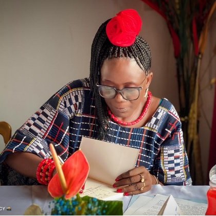 CAMEROUN :: Dédicace : Obinong Gertrude redonne voix aux invisibles dans La Dame du quatrième étage :: CAMEROON
