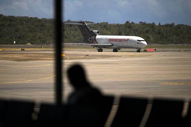 Trump orders re-opening of Venezuela airspace