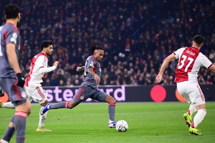 «Θρυλική» νίκη μέσα στο Άμστερνταμ με 2-1 επί του Άγιαξ ο Ολυμπιακός που πέρασε στα play off του Champions League