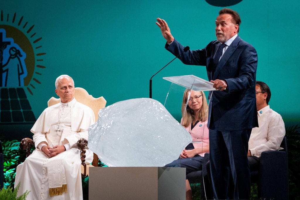 „Klimatheater“: Papst Leo segnet Eisblock, Schwarzenegger schwenkt das „Meer“