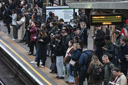 London travel news LIVE: London Bridge signal fault disrupts morning rush-hour trains