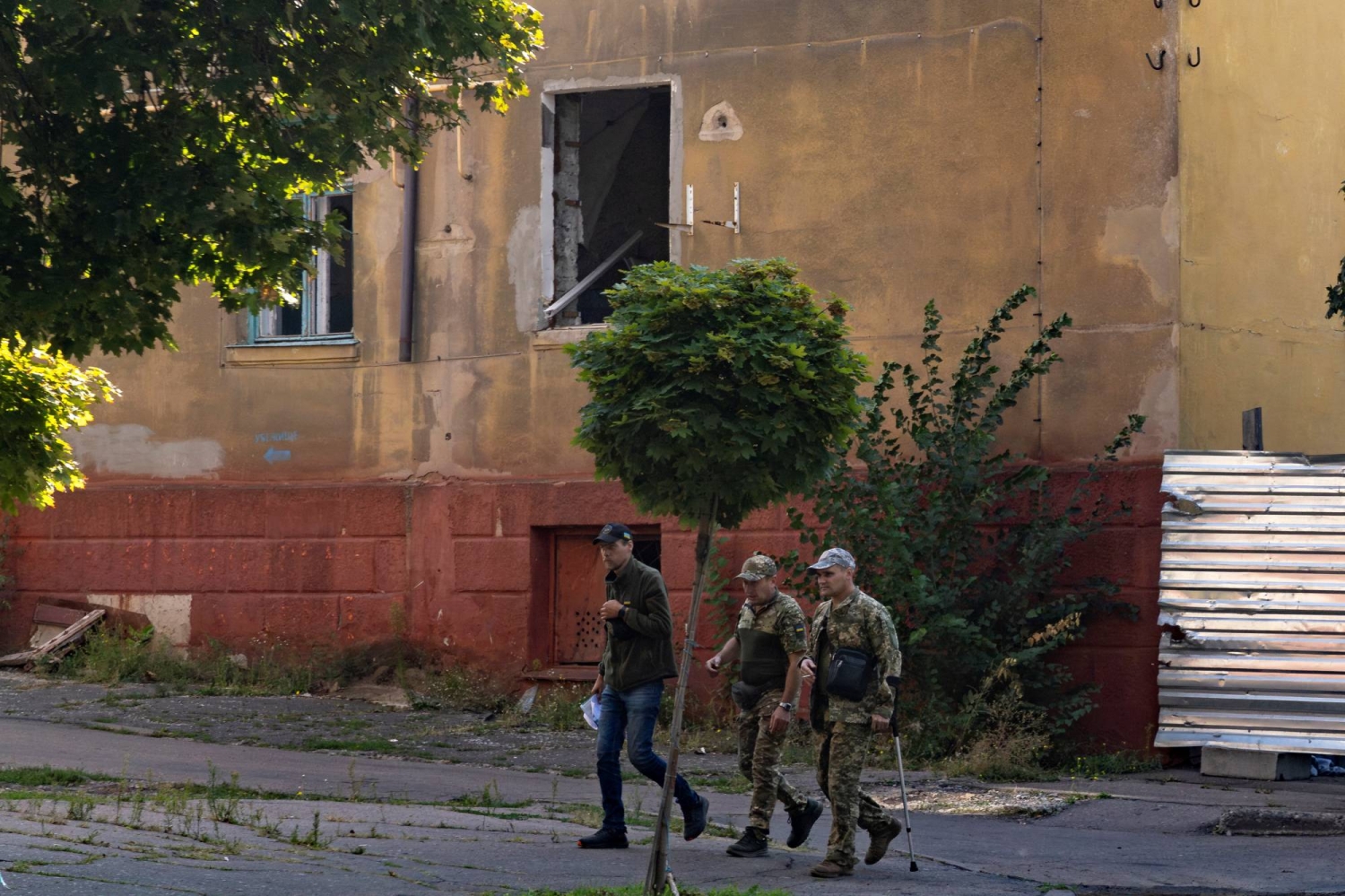 Ukraine's front-line cities filled with dread and defiance