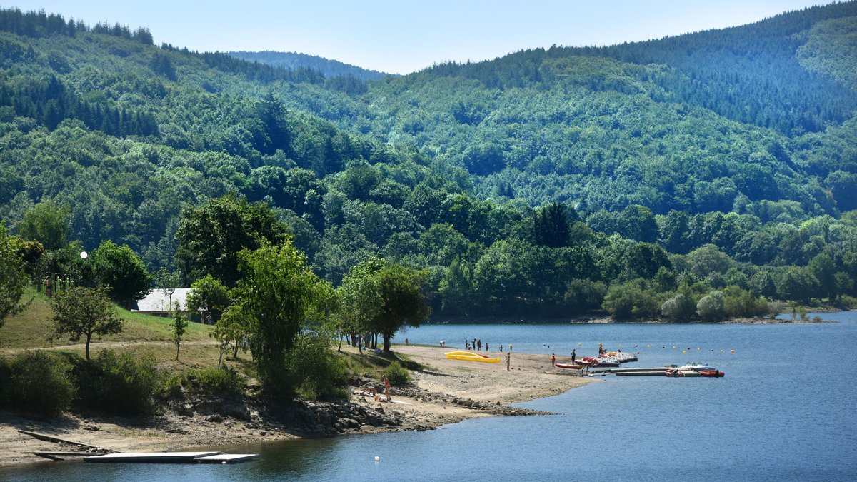 Après plusieurs heures de recherche, le jeune homme est retrouvé sain et sauf sur une berge de ce lac du Tarn
