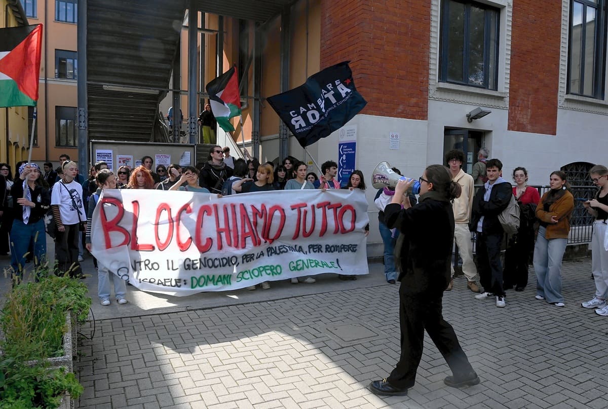 Collettivi occupano un’aula all’Università Statale di Milano “Blocchiamo tutto”