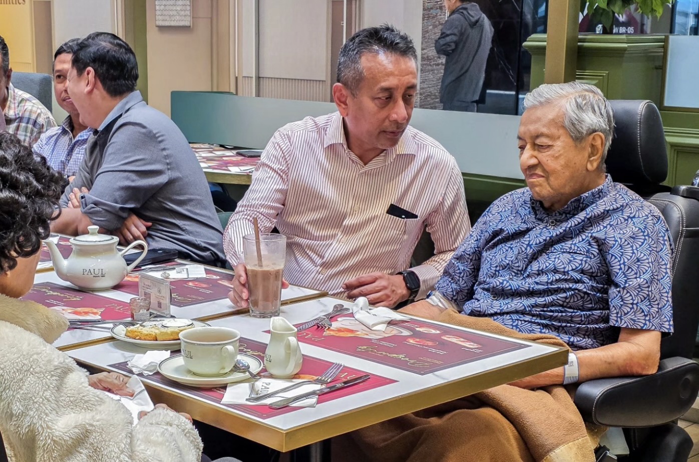 100-year-old Dr Mahathir goes to KL mall 3 weeks after hospitalization for hip fracture