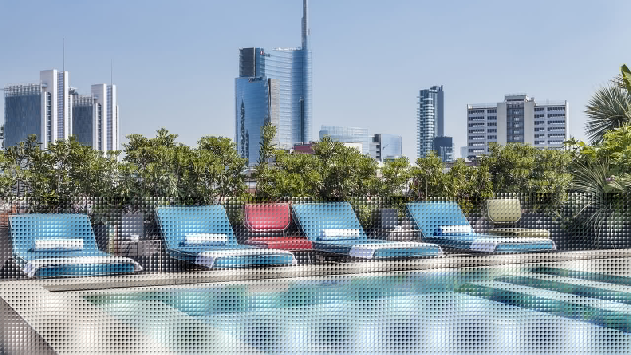 Terrazze mozzafiato, pacchetti da 900 euro e menu esclusivi: quali sono le piscine 'per ricchi' di Milano (e quanto costano)