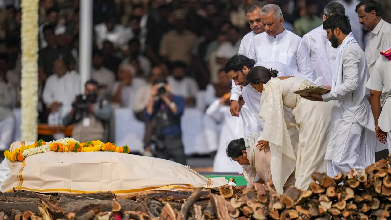 Ajit Pawar Cremated With Full State Honours; Amit Shah, Nabin Attend Funeral