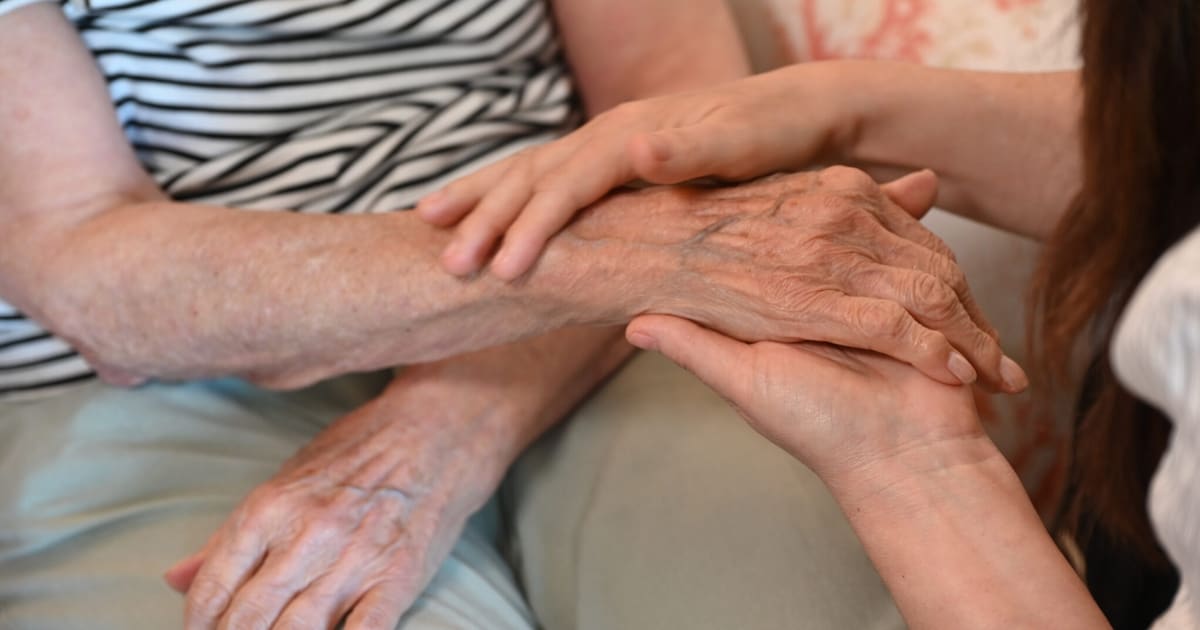 Kinder angeklagt - Mutter in den eigenen Exkrementen liegen lassen
