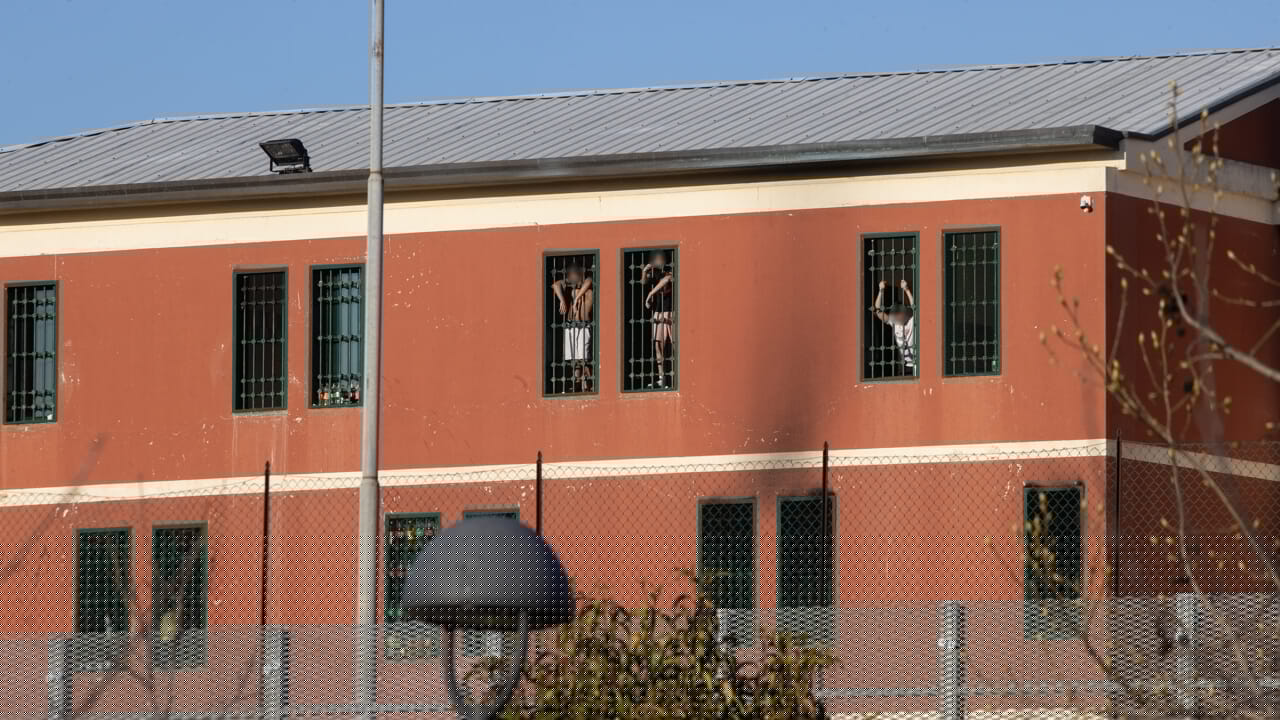 Fra i minorenni del Beccaria: “Psicofarmaci mischiati con hashish. Mancano frigoriferi e televisori”